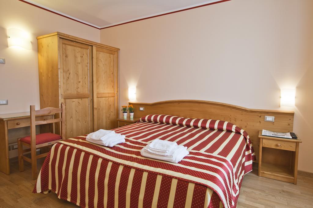 Hotel Ferrari Castione della Presolana Room photo